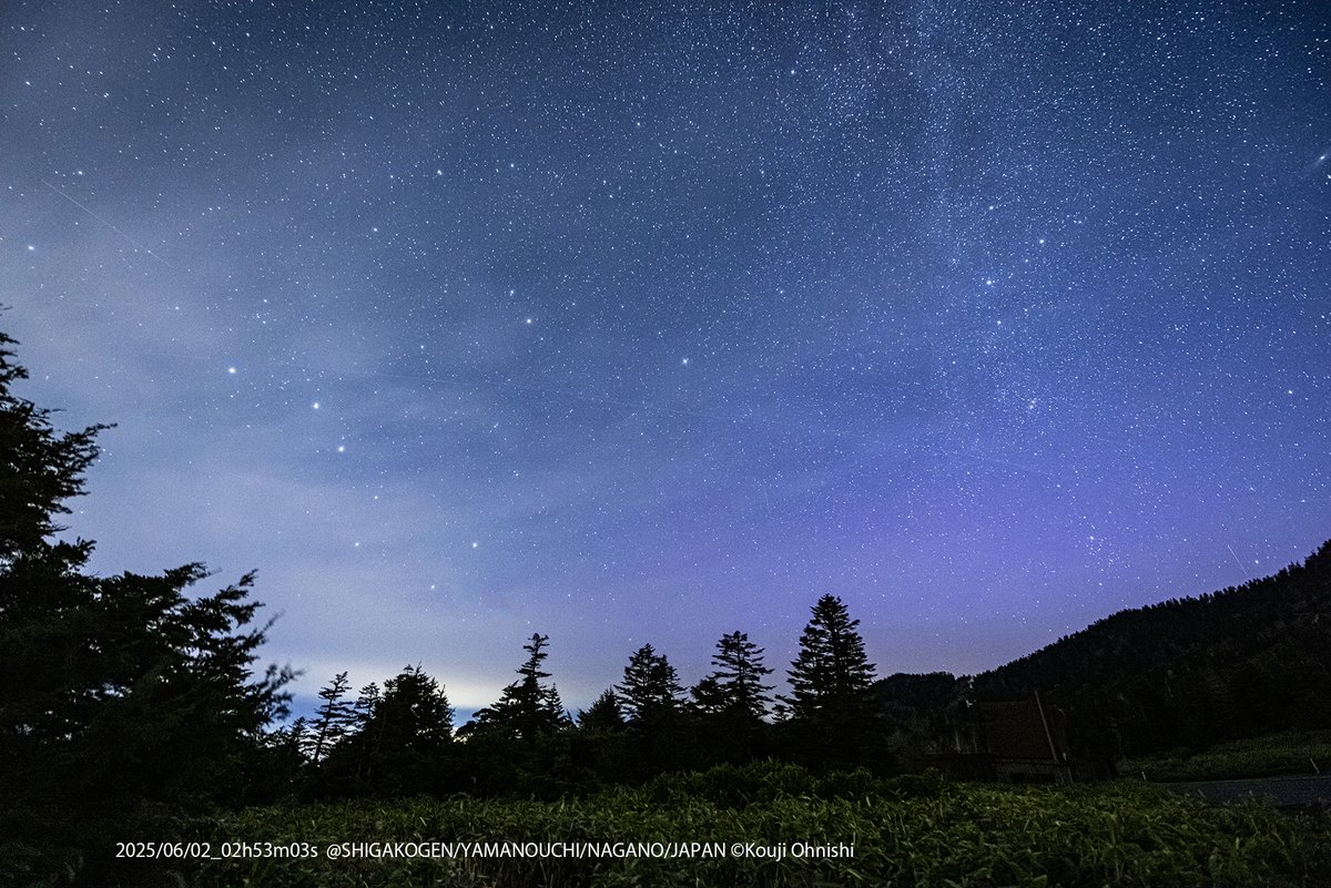 #今日の星景写真 2025年6月3日
「低緯度オーロラ後の薄明」
撮影:2025/06/02
#志賀高原　山ノ内町

#低緯度オーロラ を戸隠/黒姫で確認したのですが、
低い雲で覆われたので、標高2000mまで移動しました。

午前2時半ごろより北東が赤いのですが、これはオーロラでなく薄明です！

#長野県は宇宙県