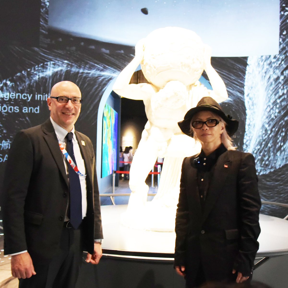 大阪・関西万博イタリア館に特別訪問：日本の大人気歌手Hyde、マリオ