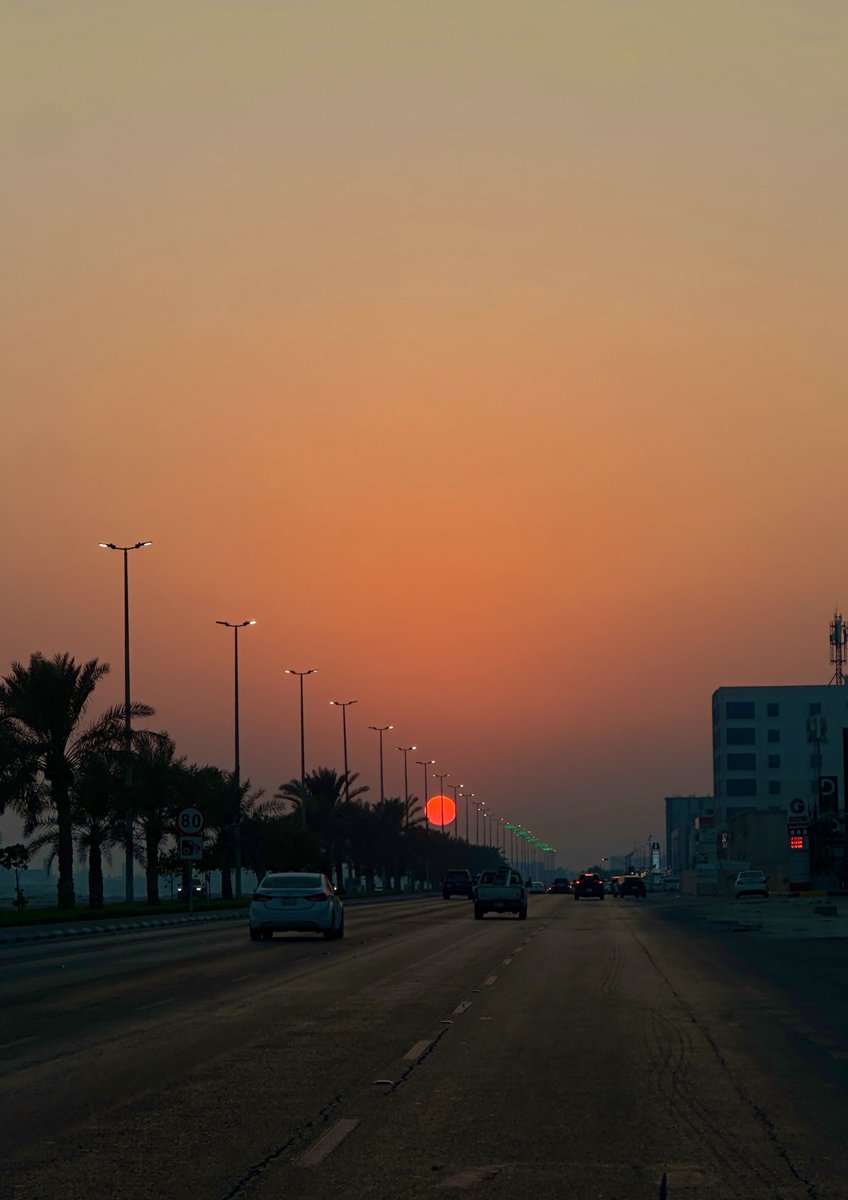 - صباح الورد 🌸 : 

"صباح الخيرِ يا وجهًا جميلًا
أضاءَ لِحُسنهِ نور الصباح " ✨