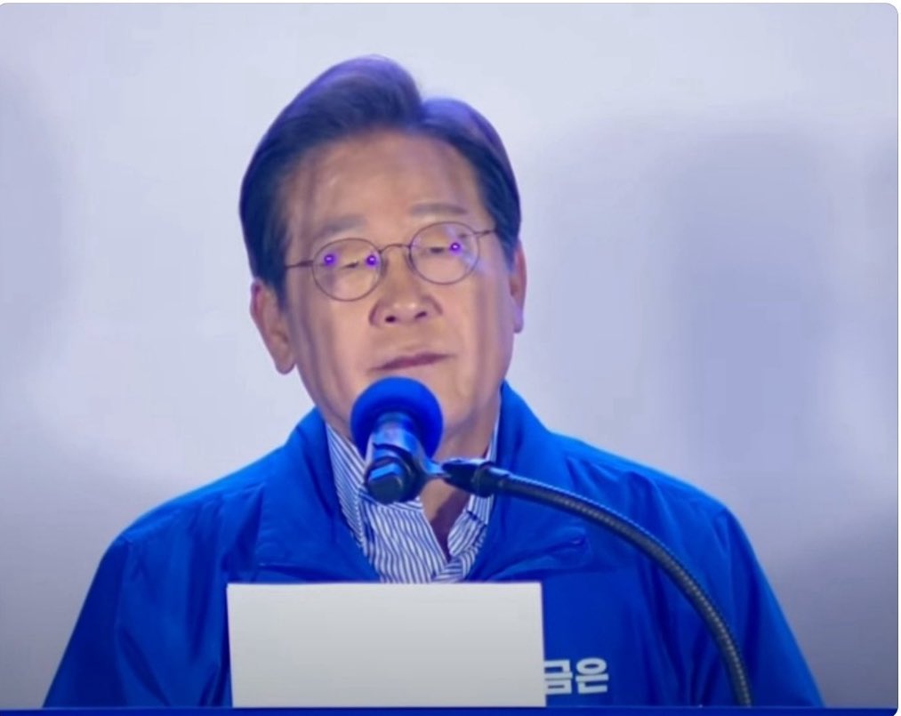 조명 감독님... 괜찮은 거죠? ㅠ
무슨 일 생기면 ‘#’ 하나만 찍어주세요