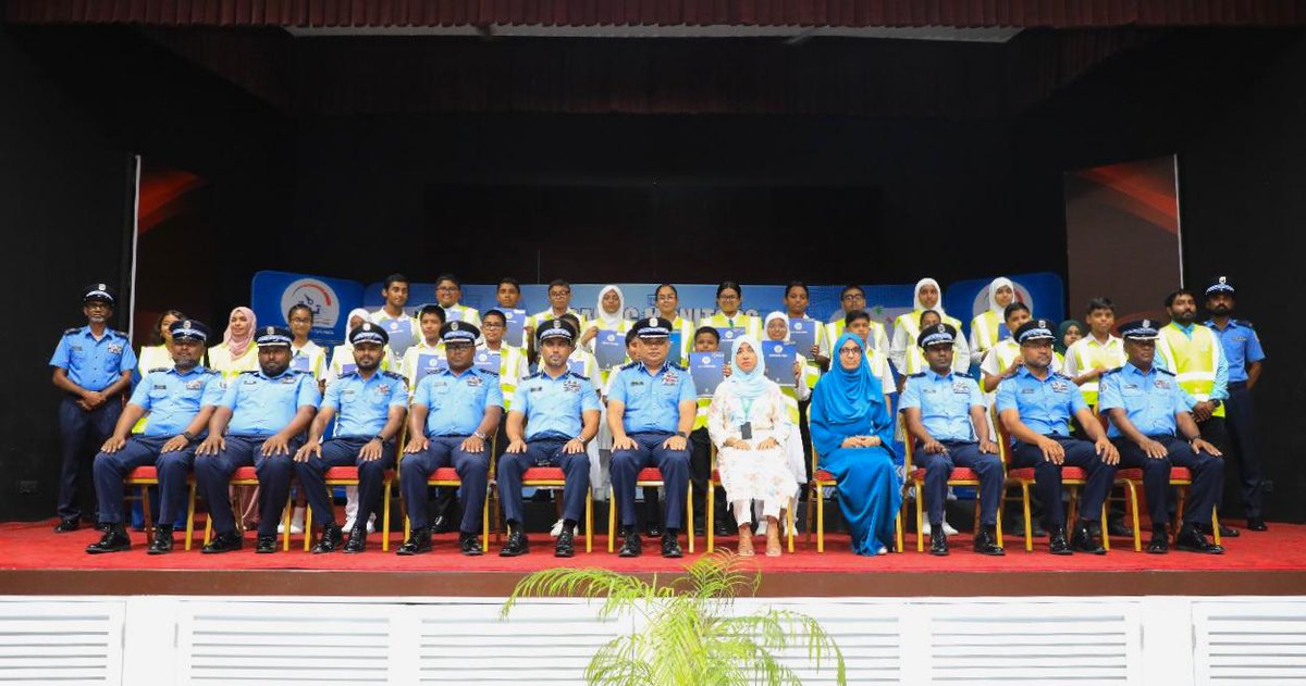 އިސްކަންދަރު ސްކޫލާއި އަމީނިއްޔާ ސްކޫލްގެ ޓްރެފިކް މޮނީޓާސް ޕްރޮގްރާމް ނިންމުމުގެ ރަސްމިއްޔާތު ބާއްވައިފި police.gov.mv/media/news/241…