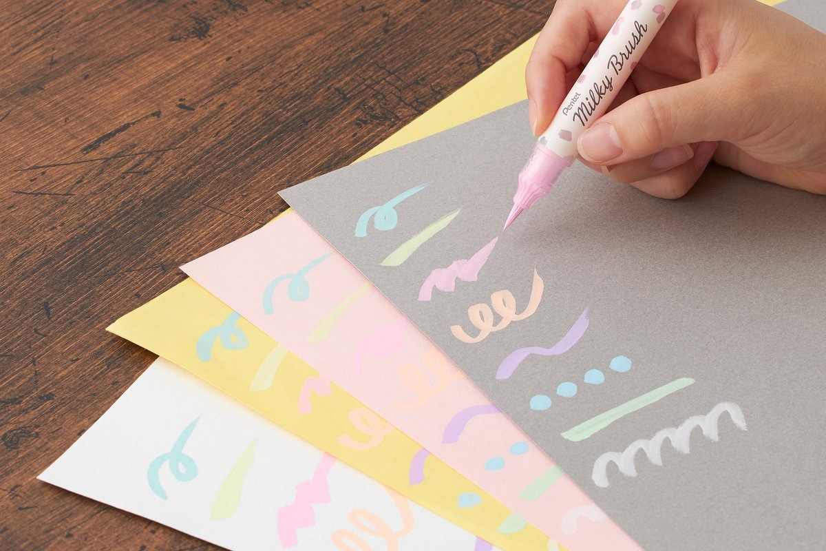 懐かしい！とたくさんのお声ありがとうございます✨

1996年に発売して、平成に大ブームを巻き起こした「ハイブリッドミルキー」🐮
そのパステルインキは、今は筆ペン #ミルキーブラッシュ に受け継がれているよ🖌

詳しくはこちら♪
▶️pentel.co.jp/magazine/mono-…