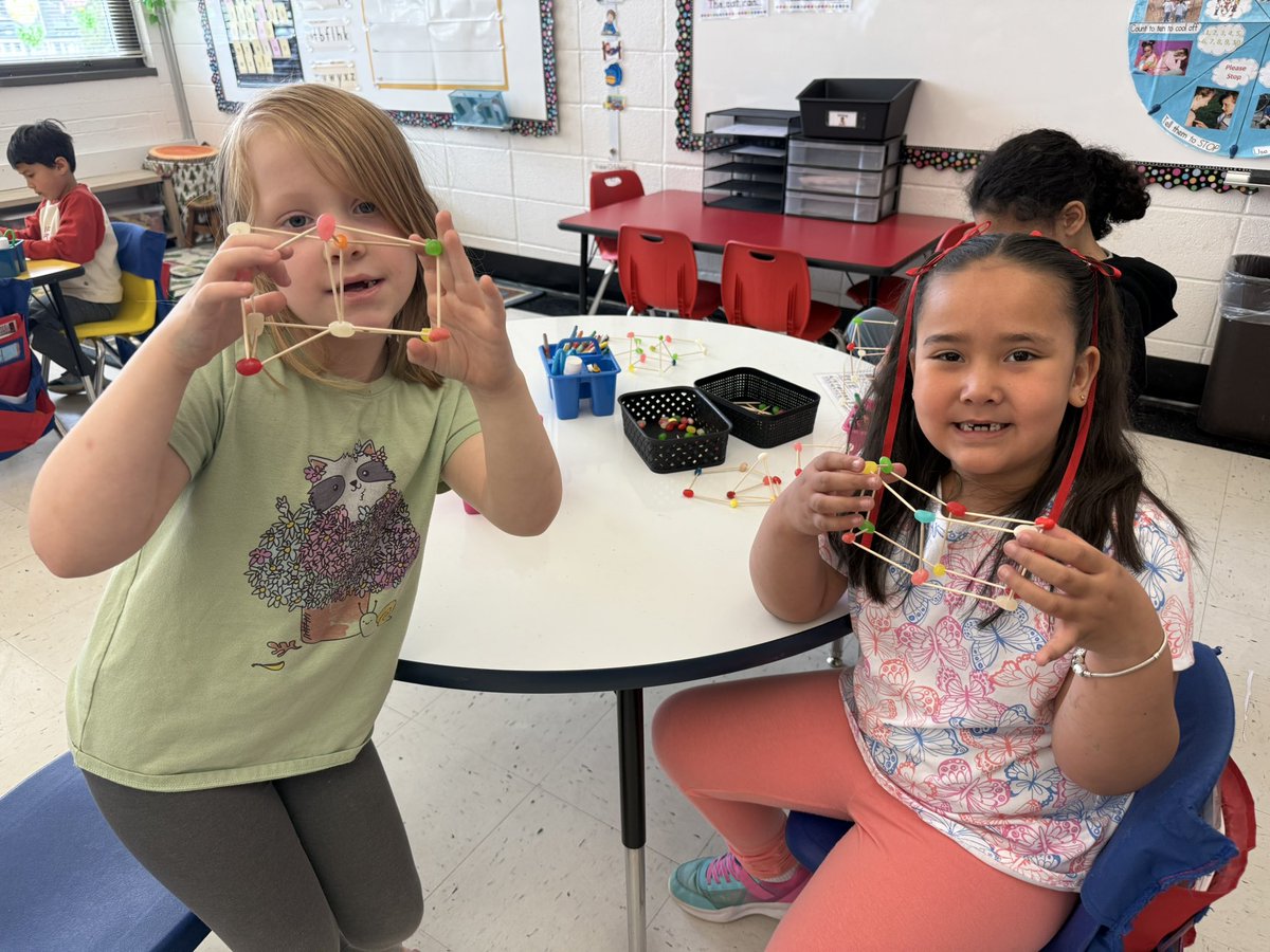 teachthinklearn's tweet photo. Exploring 3D shapes https://t.co/zyF3UWI4nH