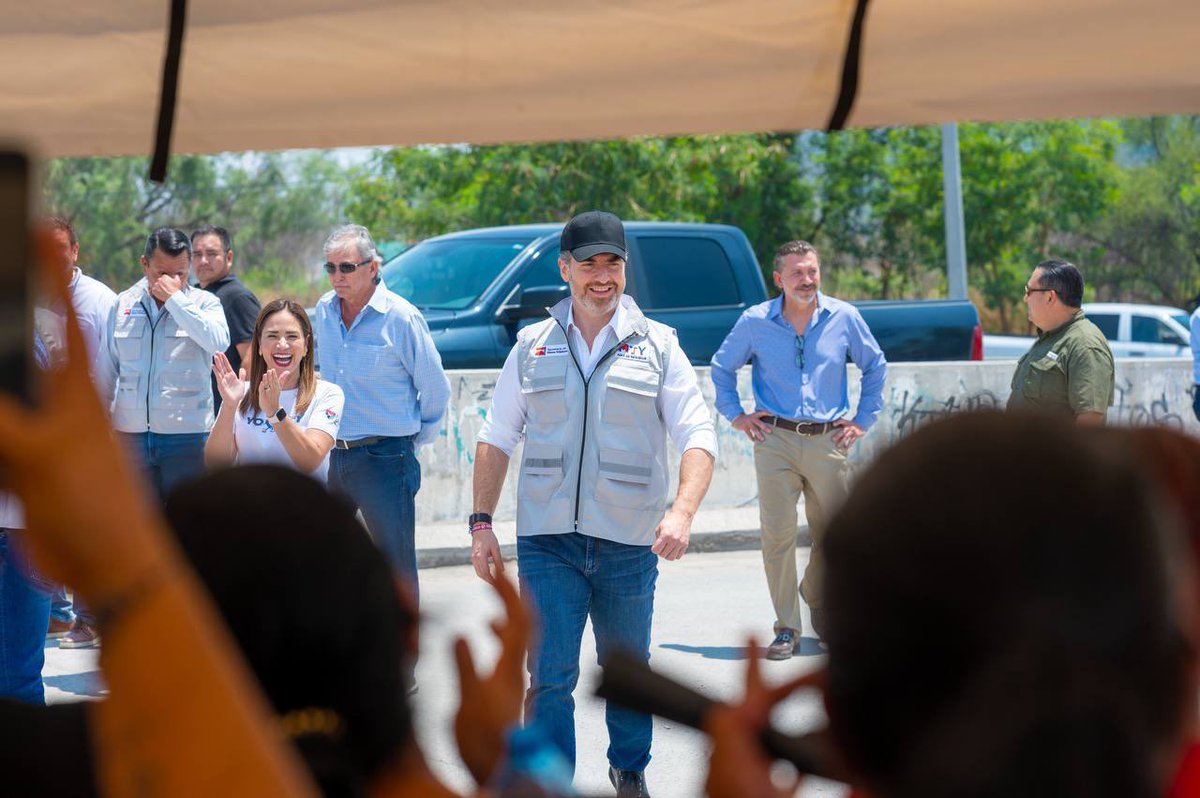AdrianDeLaGarza's tweet photo. Trabajamos con todo en Vialidades Regias por el norponiente de Monterrey.
 Esta obra significa limpieza, orden y nuevas conexiones que transforman colonias completas.

Estamos trabajando en:

✅ +79 mil m² de pavimento nuevo ✅ 18 mil m² en calles que nunca habían sido pavimentadas  ✅ Retiro de vehículos abandonados y limpieza total

La calle Ocaso es solo el inicio. Vamos por más. 💪🏼

#AquíSeResuelve