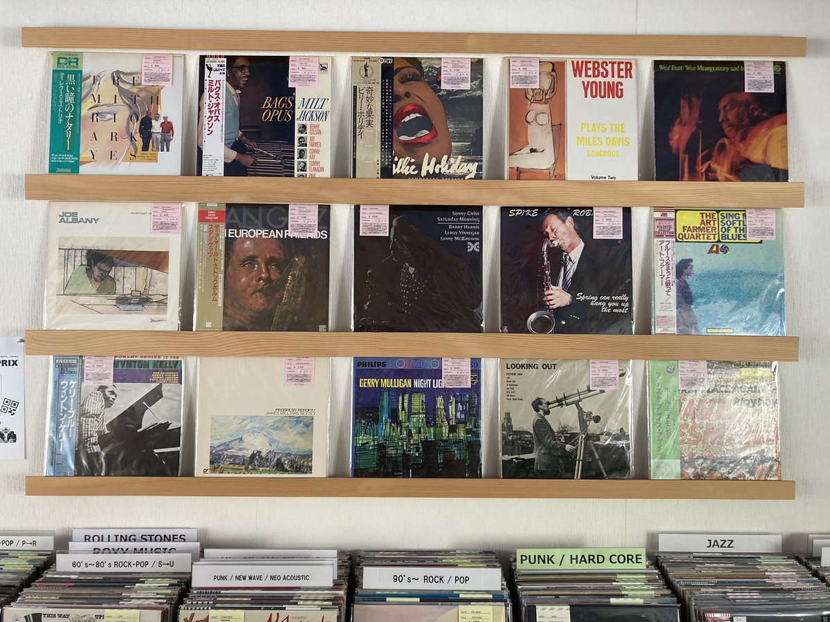 おはようございます‼︎シトシト雨空な火曜日‼︎今週のベーレコもスタートしました‼︎休み明けの壁レコは週一ジャズレコで‼︎ソニー・クリス晩年の傑作USオリを中心に良いとこ色々並べました‼︎いぶし銀テナー奏者のスパイク・ロビンソンも良いなー‼︎めちゃお勧めです‼︎是非に‼︎（続）