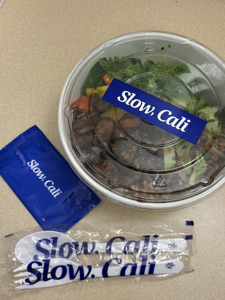 gumhee1010's tweet photo. 韓国1人飯に最適なポキ丼のお店
Slow Cali🥣ソウルに何店舗かあって
今回は江南駅店に行きました💕

15時~休憩に入るらしくテイクアウト
しました🥡ブラックペッパーチキン
ボウルはプリプリの鶏肉にフライド
オニオンの食感が良い🤤玄米はそば
にも変更🆗!キオスクで注文→5分強
で受取りでした✨ https://t.co/14G5Bnnc25