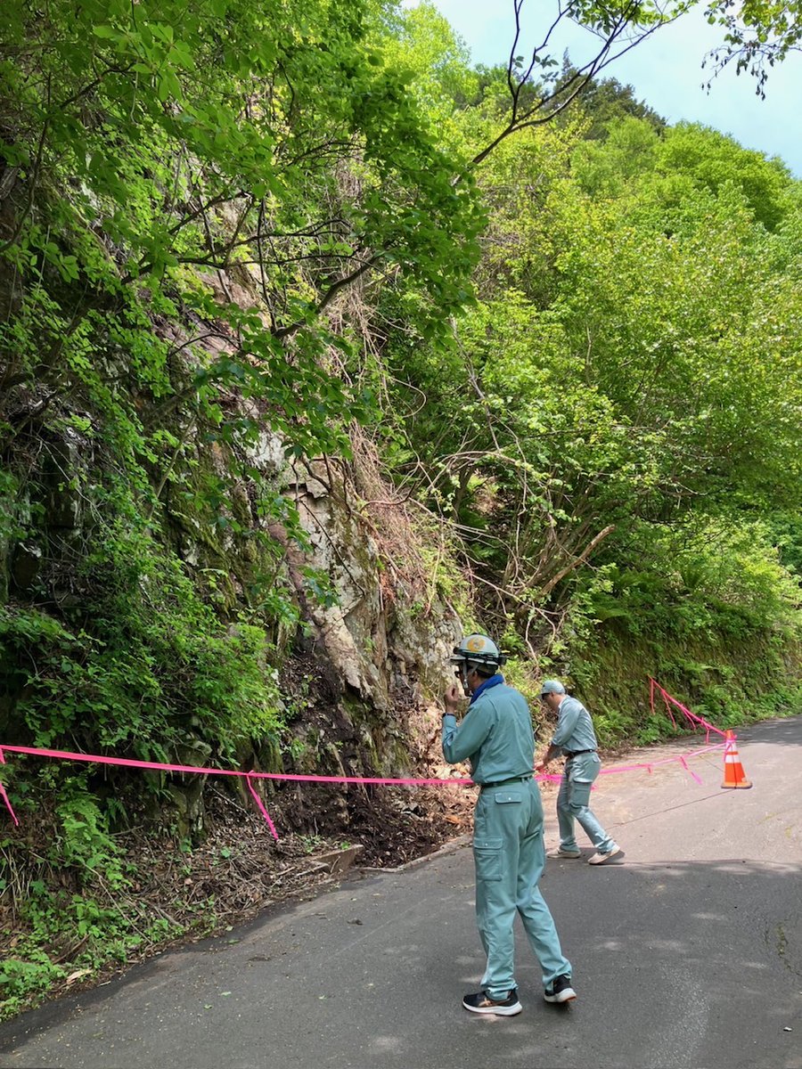 米子大瀑布へのアクセス道路の林道米子線で崖崩れがおき、安全のため6月30日まで通行止めとのことです。