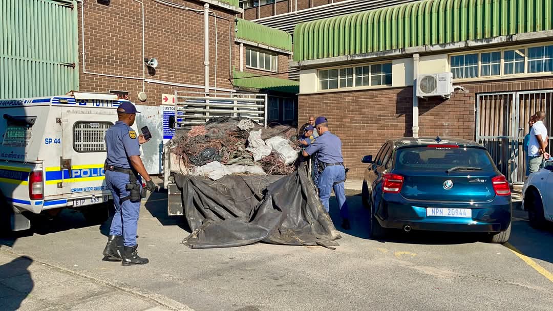 nom9779's tweet photo. Why are you stealing copper in Durban, R800,000 recovered.  
Big thanks to the teams following the directives of Minister of Police, #senzo_mchunu_ DPCI Port Shepstone, SAPS Economic Infrastructure Task Team, Durban Flying Squad, and the Metro Police Drug Team, #ewnupdates #IOL https://t.co/hpWZk3B4xz