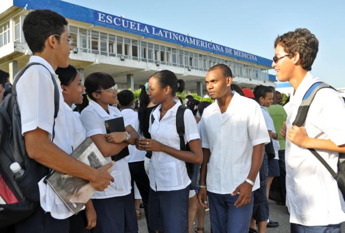 Niurkacm1's tweet image. El ministro interino Ernesto_RHdez destacó que la mejora en #telecomunicaciones ha impulsado la #informatización #Transformaciondigital, con universidades conectadas a más de 100 MB y el 47% de las escuelas también con acceso, a pesar de algunas insatisfacciónes técnicas.