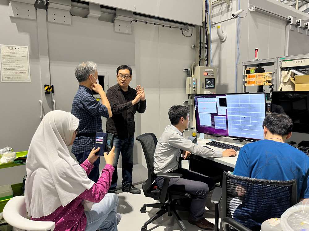 本日はNanoTerasuのBL09Uに建設したタンパク質結晶構造解析実験ステーションで実験しています。標準結晶以外を初めて測定します！！