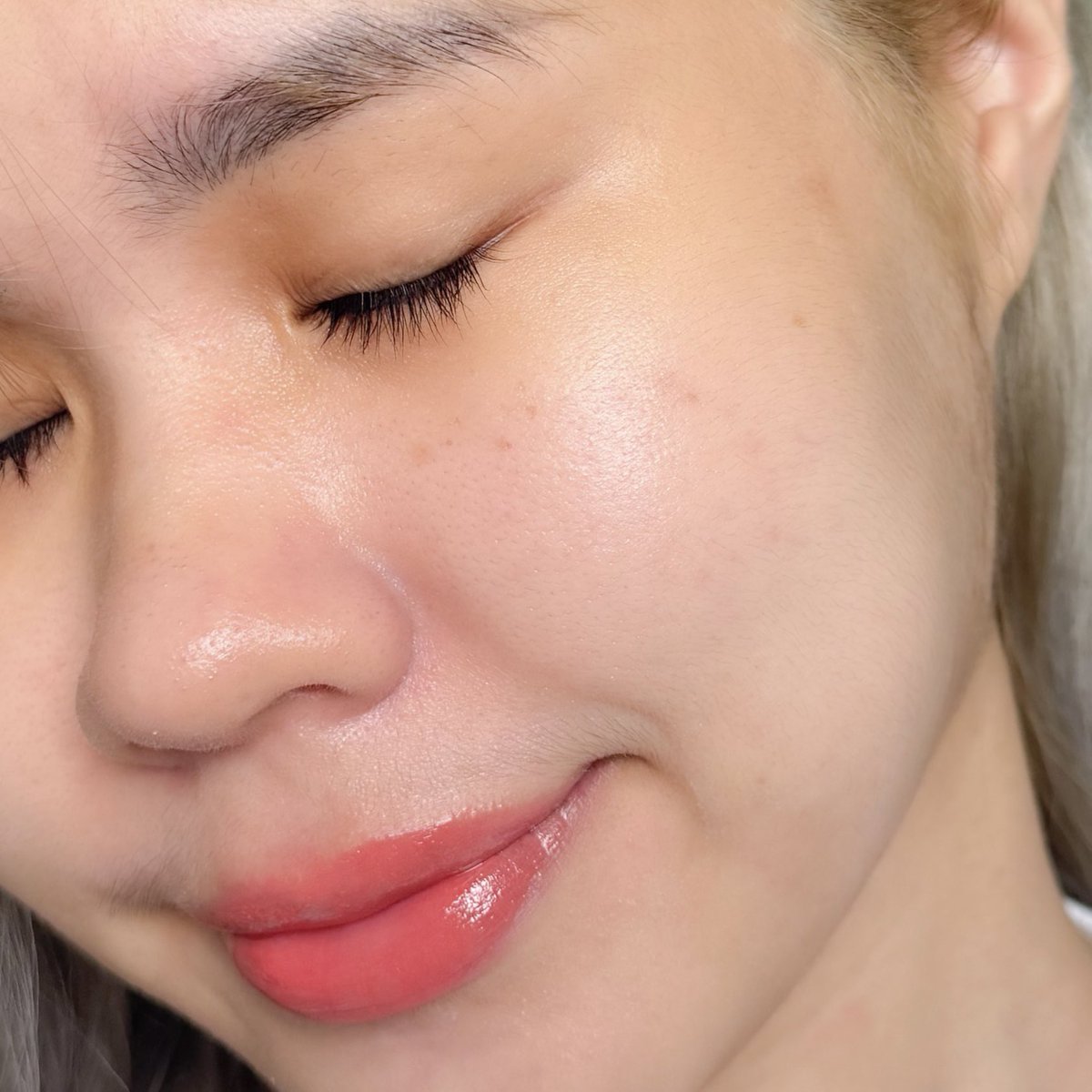 ครีมกันแดดแบรนด์เกาที่เนื้อบางเบา ปกป้อง บำรุงขั้นสุด ต้องยกให้ Beauty of joseon เลย ใช้มาหลายหลอดแล้ว ให้งานผิวโกลว์กึ่งแมตต์ ผิวมัน ผิวผสม เป็นสิวง่าย ใช้ได้ ลงก่อนเมคอัพก็ไม่รบกวน ไม่เป็นคราบบ 6.6 นี้ เค้าจะมีโปร 1 แถม 1 ด้วย หนึ่งแบงค์เทามีทอนน