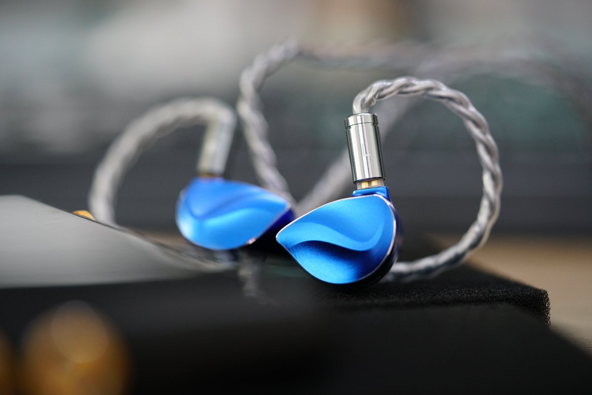 低音域が濃いめの音を鳴らしつつも高音域がしっかりと繊細で粒立ちの良い高精細な音を鳴らすのも良いです。

#BQEYZ
#WinterUltra