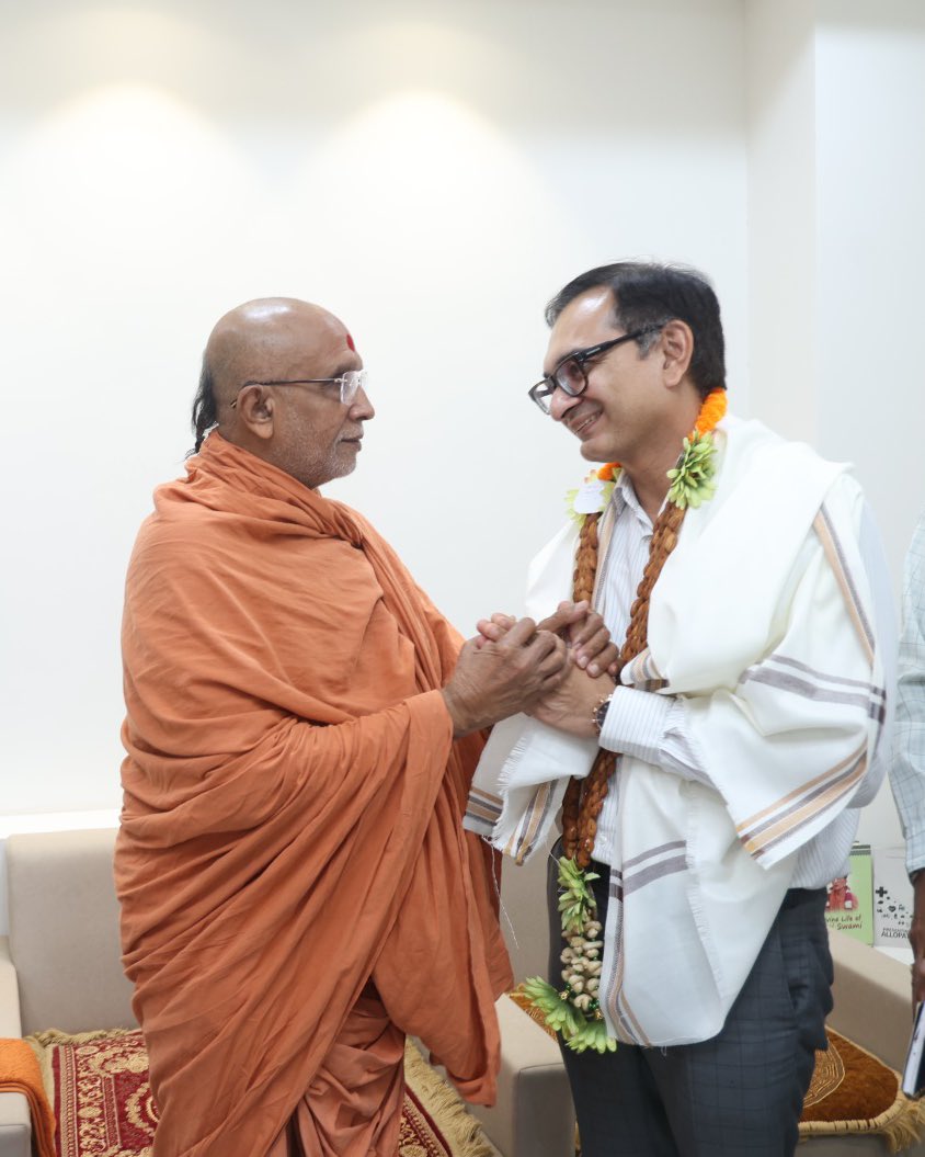 PrerakshahBJP's tweet photo. SGVP ગુરુકુલ, મેમનગર ખાતે પરમ પૂજ્ય સદ્ગુરુ શ્રી બાલકૃષ્ણદાસજી સ્વામીની પાવન ઉપસ્થિતિમાં પૂર્વ વિસ્તારમાંથી નીકળી રહેલ ભવ્ય રથયાત્રાની પૂર્વ તૈયારીના ભાગરૂપે આયોજિત મીટિંગમાં હાજરી આપી. આ દરમિયાન પરમ પૂજ્ય સ્વામીજીના આશીર્વાદ પ્રાપ્ત કર્યા.

આ તકે ધારાસભ્ય શ્રી @iJitubhagat , અમદાવાદ મહાનગર પાલિકાના સ્ટેન્ડિંગ કમિટીના ચેરમેન શ્રી @DevangDani4 તથા આગેવાન અને કાર્યકર્તાઓ ઉપસ્થિત રહ્યા.