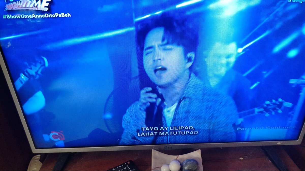 04kitsim's tweet photo. @tjmusicmonterde  LIVE sa @itsShowtimeNa 💙💛
#ShowtimeAnneDitoPaBeh
#TJMonterde https://t.co/TvpGncPly4