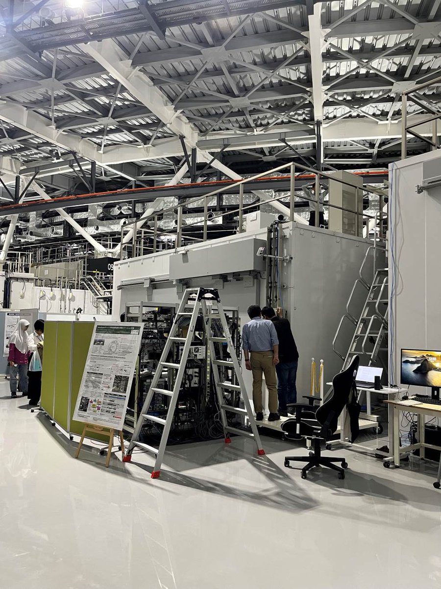 タンパク質結晶構造解析実験ステーションの外観はこんな感じです。