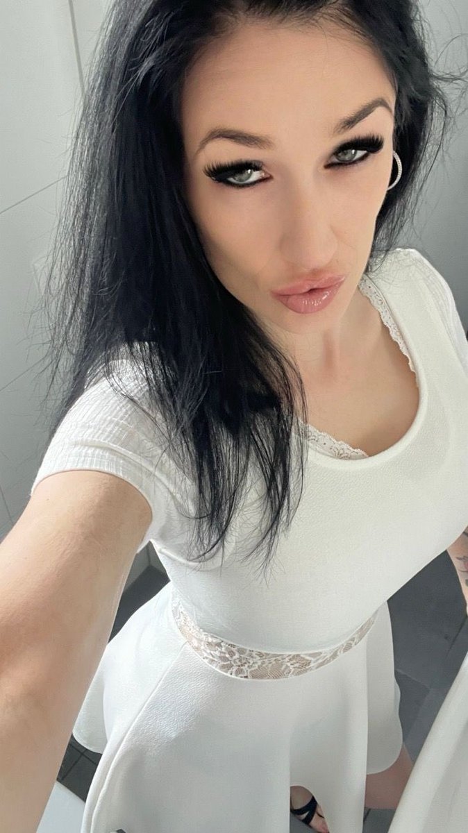 JustMeli_YT's tweet image. Guten Morgen! ☀️ Wie schön ist dieser Tag bitte? Ich starte mit einem frischen Look in Weiß – perfekt für einen sonnigen Start! Was habt ihr heute vor? #GutenMorgen #Frühstart