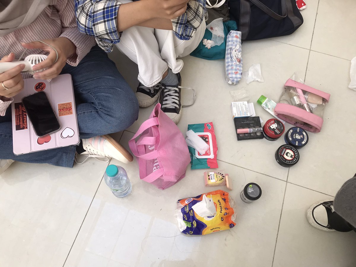 aalifiaazz's tweet photo. SO MUCHHH FUNNNN, H-1 COMFESTTT OMGGG SO EXITEDD 🤩🤩🥳🥳
pasti besok bakalan seru banget, jadi #banggaupnvjt 💚💚 #h25komdigupnvjt https://t.co/e30VLJA1E9