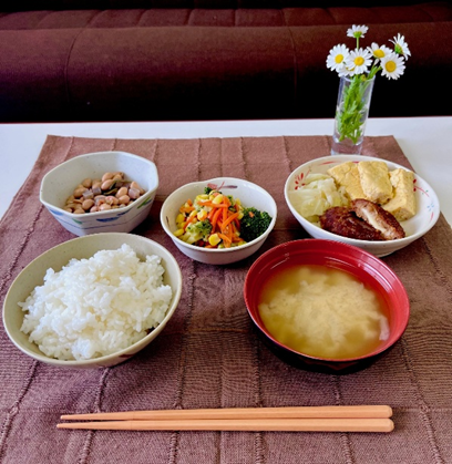 smnlighthouse's tweet photo. 特別養護老人ホームゆめハウス🏠です。
お昼ごはんの紹介をします🍚

この日のメインは、チーズメンチカツ（濃厚ソース）です！

いつも栄養バランスのとれた献立です😊

#島根ライトハウス　#特別養護老人ホーム　#ゆめハウス　#松江市#宍道町　#食事　#お昼ごはん　#普通食 https://t.co/ipCVb0XsMv