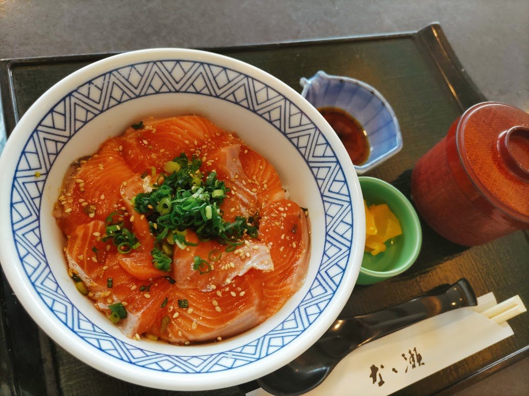 上京前飯、大分空港『和風レストラン なゝ瀬』湯布院サーモンのりゅうきゅう丼。数量限定且つメニューの中ではちょっとお高めだけど近所で育てただけあって臭みがまったくないですね。おいしー！