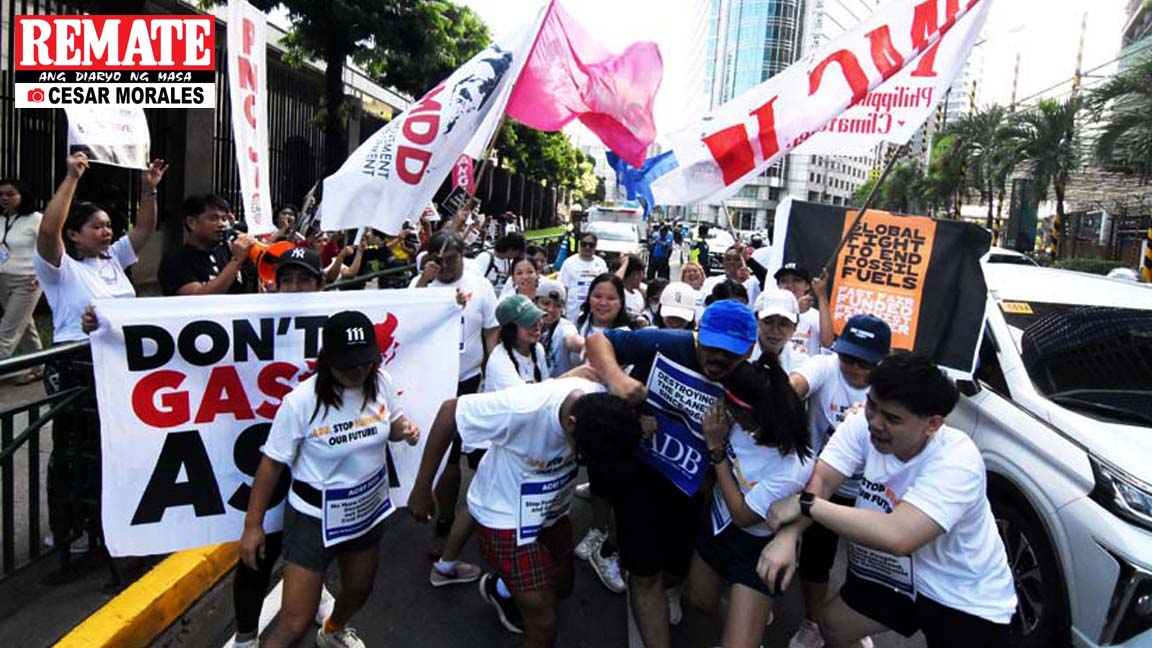 RematePH's tweet photo. Isang symbolic protest run ang isinagawa ng NGO Forum on ADB at mga kaalyadong civil society organization na "Race Behind 1.5" ang isinagawa sa harapan ng Asian Development Bank sa pagbubukas ng Asia Clean Energy Forum #ACEF 2025. CESAR MORALES https://t.co/mxa8fJAYeM