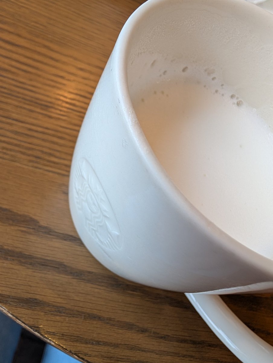 スタバのホットミルクを飲んで…
ほっとする瞬間が好き✨😉

#スタバ
#カフェ
