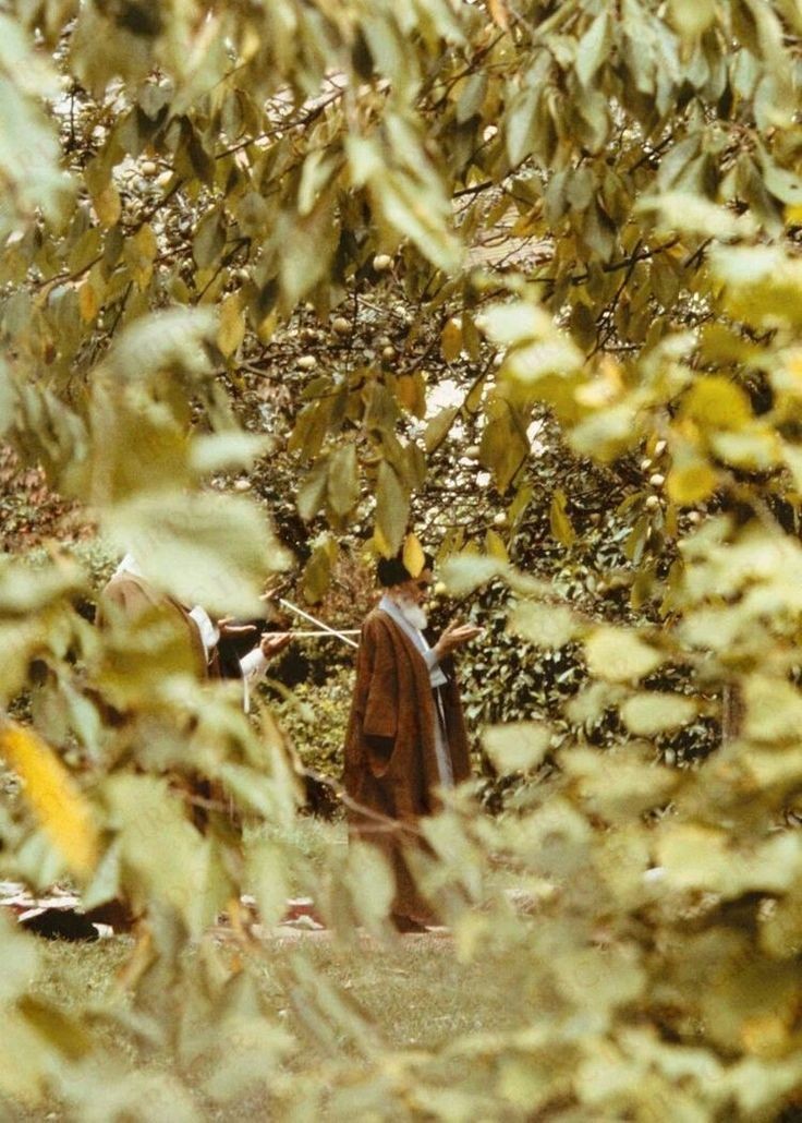 #ImamBaqir has mentioned the Islamic Revolution of Iran in a narration. He has said that he sees a people from the East who will rise up to claim their rights, they will take up the weapons and after victory they will hand over the government to Imam Mahdi.
"Bihar Al-Anwar"