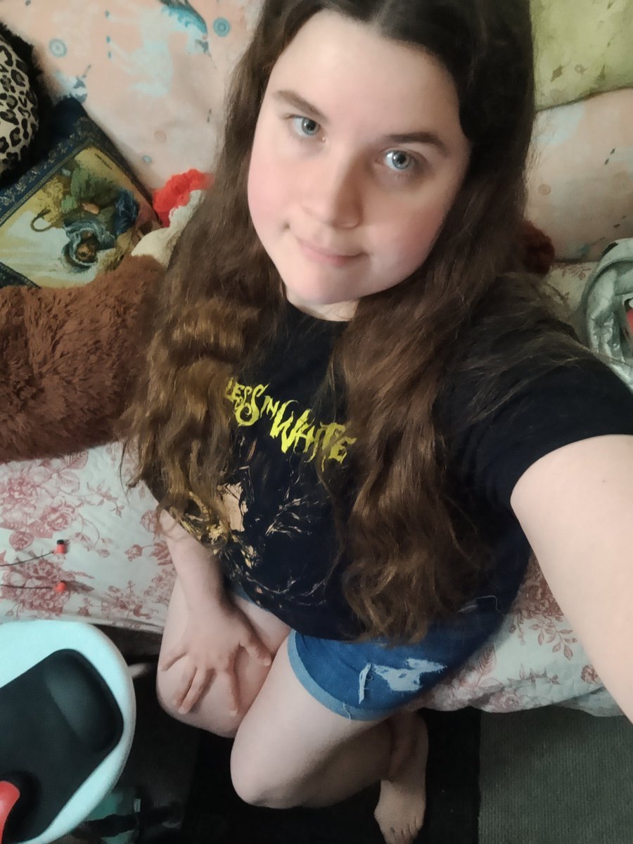 RachaelSadlier's tweet photo. How's it going with you Darling Guys 👋😁
#me #selfie #leo #hair #brunette #selca #body #bodypositive #fullbody #bodypositivity #ootd #motionlessinwhite #tshirt #denimshorts #howsitgoing #youguysareamazing https://t.co/n1Wbt20XEl