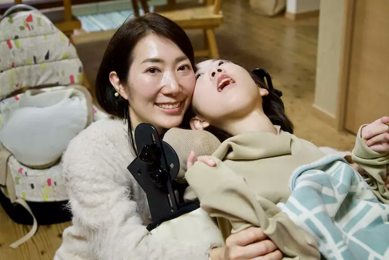 「マコの障害を言い訳にして自分の人生をあきらめたり、卑下したりするのをやめよう、私は私で楽しもうと決めました」

難病のあるマコさんと母のさくらさん。葛藤も多い中、親子それぞれでも、家族でも、自分の夢を叶える人生を選び取って進んでいてすごいな。
soar-world.com/2025/06/03/7/