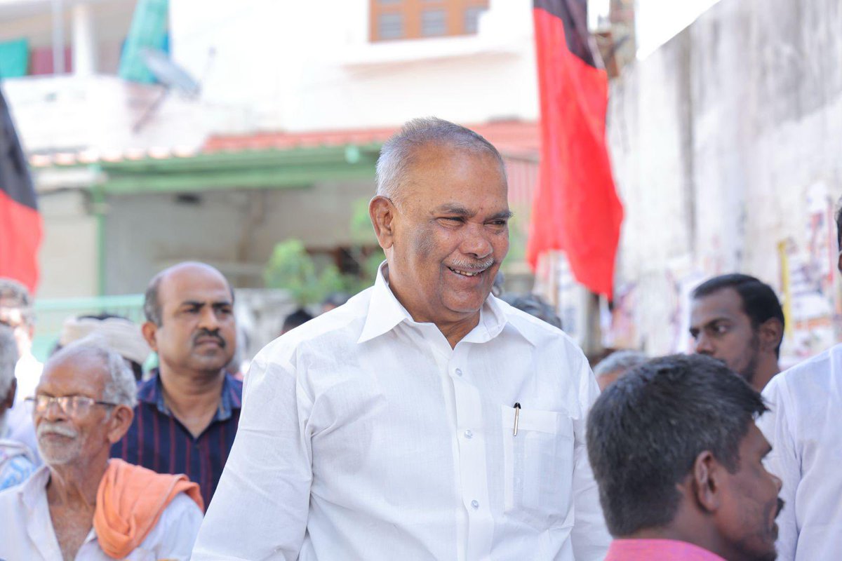 மறைந்த முன்னாள் முதலமைச்சர், முத்தமிழறிஞர் டாக்டர் கலைஞர் அவர்களின் 102 வது பிறந்தநாளை முன்னிட்டு, இராதாபுரம் தொகுதி - லெப்பைகுடியிருப்பில் தலைவர் கலைஞர் அவர்களின் திருஉருவப்படத்திற்கு மலர் தூவி மரியாதை செலுத்தி, தூய்மை பணியாளர்கள், பொதுமக்களுக்கு நலத்திட்ட உதவிகள் வழங்கினேன்!