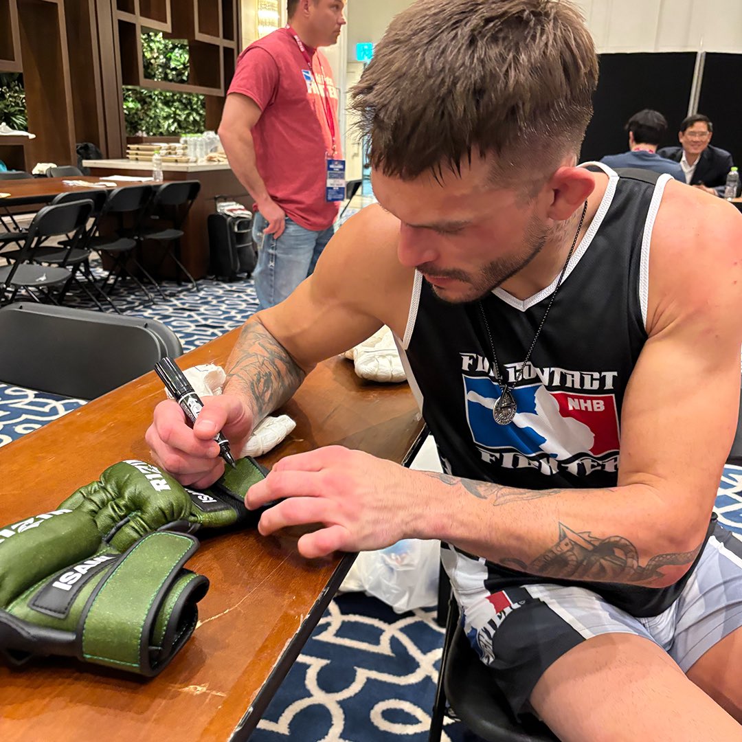 KAKEHASHI スポーツオークション (@kakehashi___) on Twitter photo 📣【#RIZIN コラボオークション開催中!】📣
🔷 #RIZIN_WS_KOREA × #KAKEHASHI 🔷
📢コラボ #オークション 開催📢
🎉出品商品
🔸 #ジョニーケース 選手/<a href="/HollywoodCase/">Johnny Hollywood ジョニーケース</a>
実使用サイン入りグローブ
📆開催期間:5/31(土)~6/6(金)23:59
🔷詳しくは⬇️下記URL⬇️から
kakehashi-sports.com/product/4e8e02… 📣【#RIZIN コラボオークション開催中!】📣
🔷 #RIZIN_WS_KOREA × #KAKEHASHI 🔷
📢コラボ #オークション 開催📢
🎉出品商品
🔸 #ジョニーケース 選手/<a href="/HollywoodCase/">Johnny Hollywood ジョニーケース</a>
実使用サイン入りグローブ
📆開催期間:5/31(土)~6/6(金)23:59
🔷詳しくは⬇️下記URL⬇️から
kakehashi-sports.com/product/4e8e02…