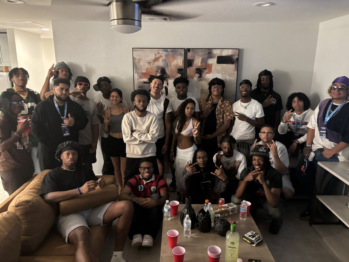 IHYDarius's tweet photo. Shoutout all the people who came to our game night. it was a last minute event but the genuine connection made will last longer!!  ALSO SHOUTOUT THE MARIACHI BAND!!! https://t.co/t2aKmLnhVv
