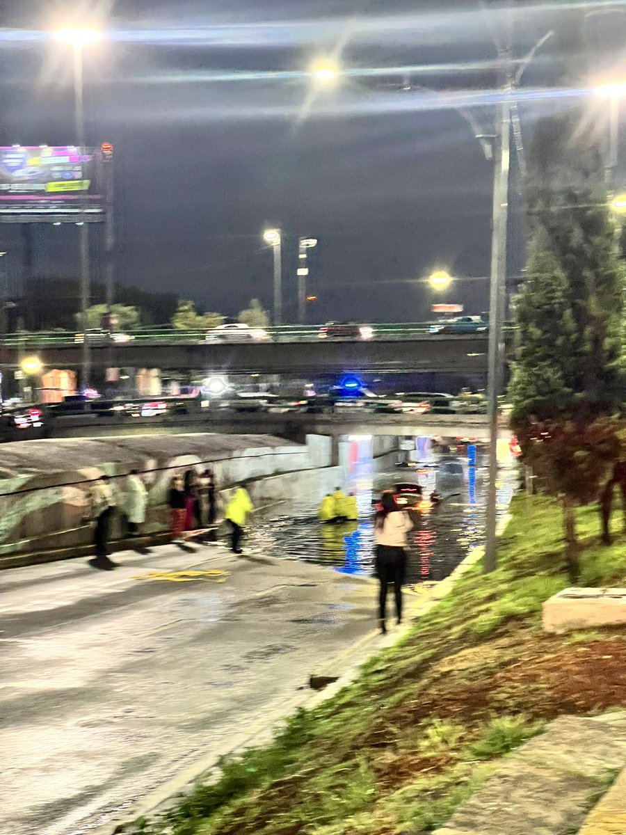 Luz_Lomart's tweet photo. En minutos, el cárcamo de Viaducto Río Piedad se desbordó e inundó el bajo puente al cruce con la Av. Francisco y Troncoso. 

Llevo casi 8 años viviendo en esta zona y nunca había visto algo así. https://t.co/klGFwrS0Rr