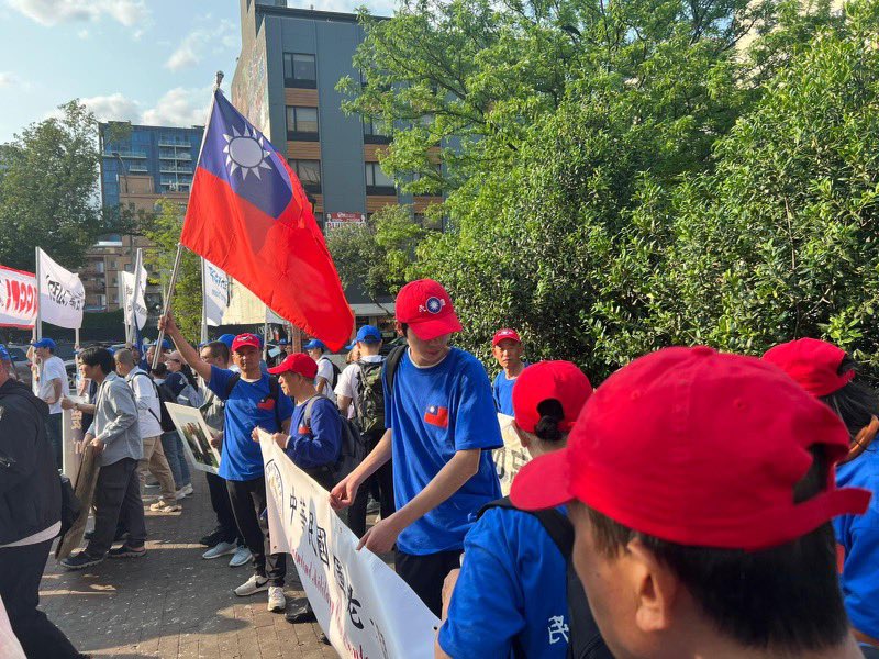 請轉發🙏
民國力量在紀念六四的活動中，第一次舉起了中華民國的國旗！第一次明確喊出了：重建民國的口號！
gmlianmeng.blogspot.com/2025/06/blog-p…
紀念六四，是紀念那些為自由獻身的受難者，但更重要的，是要讓他們的犧牲不再白費。紀念逝者，不是為了沉溺悲情，而是為了警醒與行動。