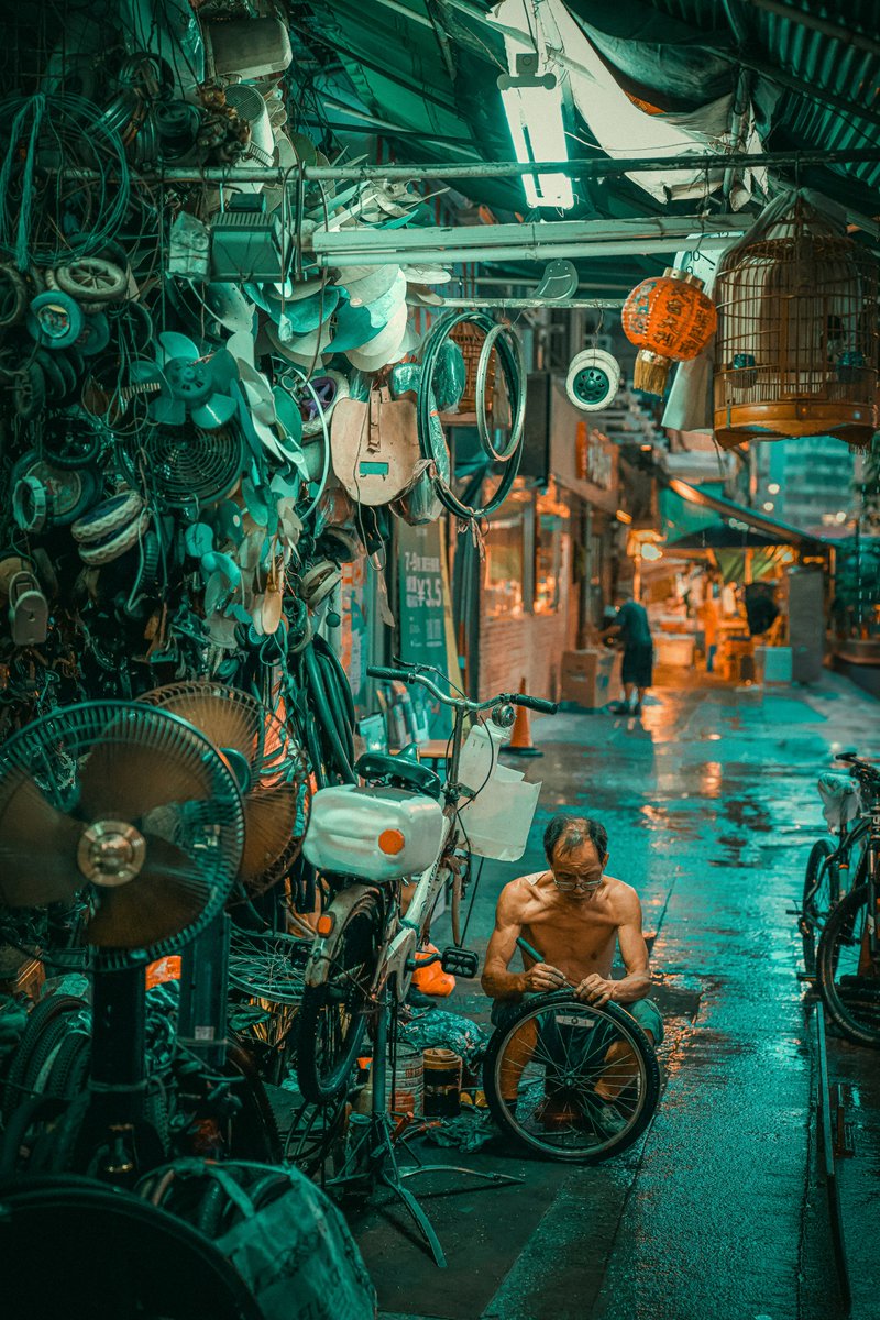 CityUHongKong's tweet photo. #CityUHK students have participated in a guided photography walk led by Mr Dickie Suzuki, a multidisciplinary visual artist renowned for his expertise in urban photography. He is well known for his National Geographic series on Thai street food and the documentary "Wheel to Wheel", which explores motorbike culture.

Through capturing the vibrant streets of Mong Kok, students honed their photography skills and discovered the beauty of city life. 📸

At CityUHK, we are dedicated to helping students develop well-rounded personalities by encouraging them to cultivate interests and skills outside the classroom. 👏
 
 ‼️ Stay tuned for the photos by our talented CityUHK students!

📷 Photo courtesy of Dickie Suzuki