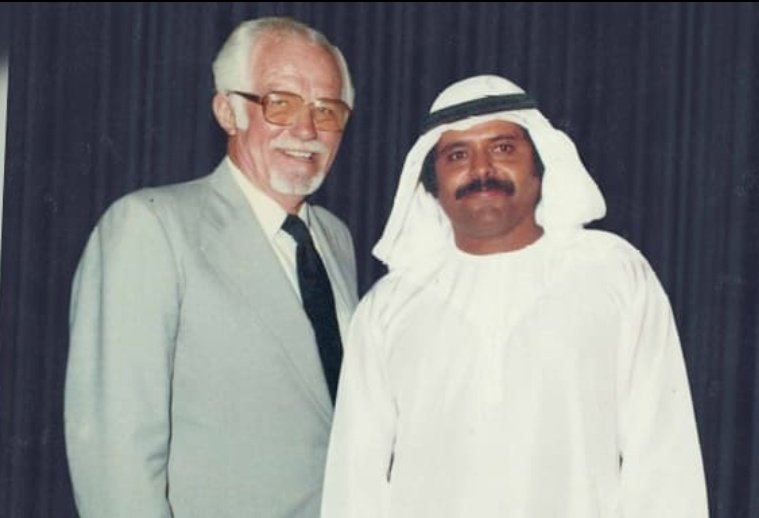 وانا اتجول في منطقة ال نهيان بحثا عن محل المدينة للهواتف، وقع نظري على لوحة اعلانية لاحد المحلات :"بن موسى وديلي". فتذكرت #مايكل_ديلي، البريطاني الجنسية مواليد 1914م الذي وصل إلى ابوظبي من العراق عام 1958م. اسس ودرب المهارات الهندسية والمهنية بمركز ادما، الذي كان بجوار مبنى