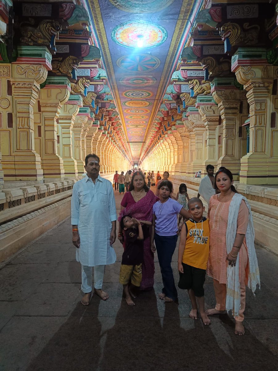 Sushilksln's tweet photo. परमपिता परमेश्वर की असीम कृपा से परिवार सहित (पुत्र/पौत्र)श्री रामेश्वरम ज्योतिर्लिंग ���े दर्शन का सौभाग्य मिला । दर्शन से पूर्व समुद्र में स्नान उसके बाद 22 कुपो के जल से स्नान हुआ । भगवान भोलेनाथ सभी की रक्षा करें । हर हर महादेव ।। https://t.co/VKR0qcu8K6