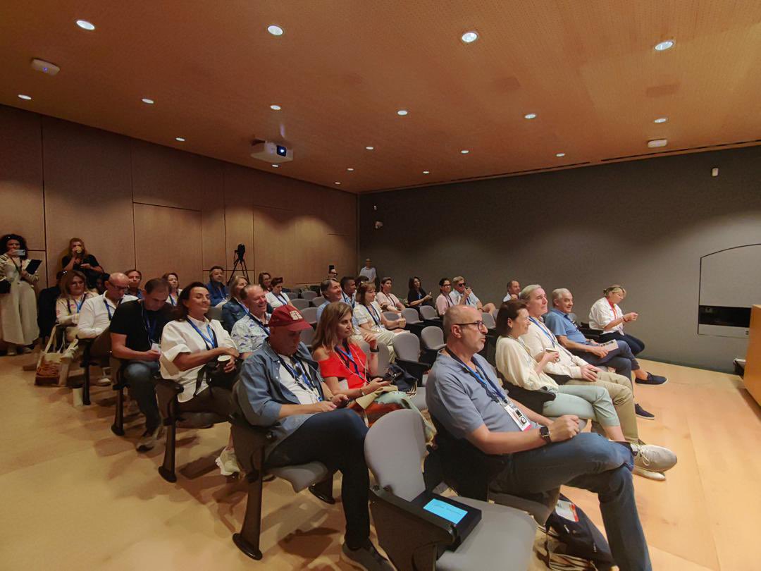 It was a truly special opportunity to listen, engage, and openly present Catalonia to a distinguished group of global CEOs. It is always an immense honor to speak on behalf of our great country. At the end of the session, we were warmly thanked for our insights and gifted a