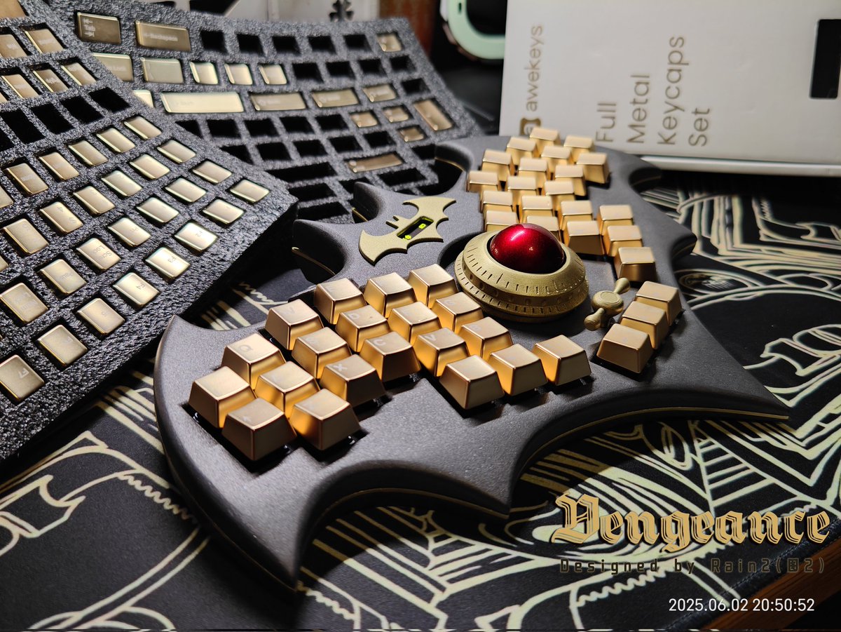 Vengeance returns to Gotham, with black &amp; gold.

#KEEB_PD #KEEB_PD_R252 #自作キーボード