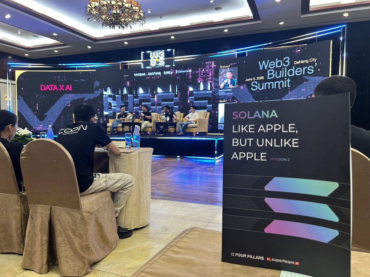 : : 포필러스 🫱🏻‍🫲🏼 슈퍼팀 베트남

저희 포필러스가 영광스럽게도 슈퍼팀 베트남(<a href="/SuperteamVN/">Superteam Vietnam</a>)과 협력하여 솔라나 서밋 행사(<a href="/SolanaSummitOrg/">Solana Summit | APAC</a>)에서 솔라나 메가레포트 V2의 하드카피를 제공하게 되었습니다!

이 레포트는 약 90페이지에 달하며 솔라나의 여정, 핵심 내러티브 및 기술 스택, 생태계