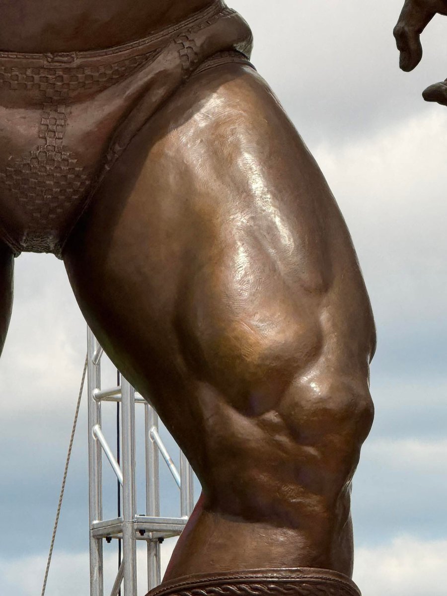 Энэ хөшөөг үнэхээр гайхамшигтай хийж ээ...