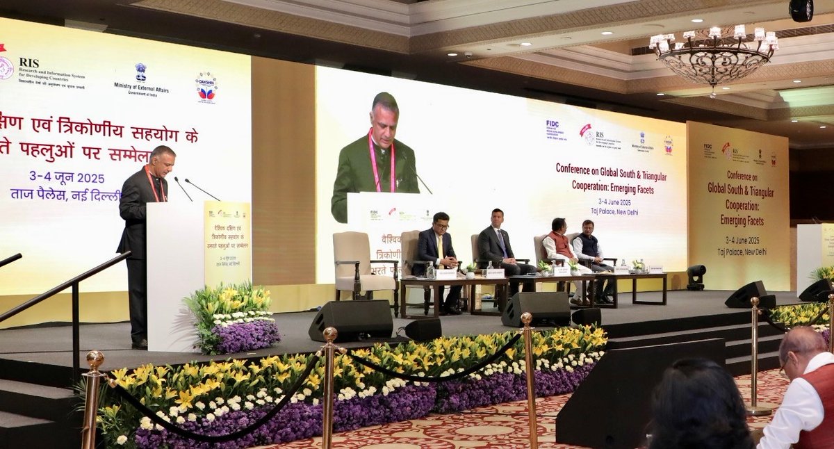 RIS (@ris_newdelhi) on Twitter photo Professor <a href="/Sachin_Chat/">Sachin Chaturvedi</a>, Director General, <a href="/RIS_NewDelhi/">RIS</a> sets the context for the Presidential Session. He elaborates on the significance of 🇮🇳-🇵🇾 partnership for furthering new development paradigms in the #GlobalSouth.
<a href="/FIDC_NewDelhi/">FIDC</a> <a href="/DakshinNews/">Dakshin – Global South Centre of Excellence</a> Professor <a href="/Sachin_Chat/">Sachin Chaturvedi</a>, Director General, <a href="/RIS_NewDelhi/">RIS</a> sets the context for the Presidential Session. He elaborates on the significance of 🇮🇳-🇵🇾 partnership for furthering new development paradigms in the #GlobalSouth.
<a href="/FIDC_NewDelhi/">FIDC</a> <a href="/DakshinNews/">Dakshin – Global South Centre of Excellence</a>