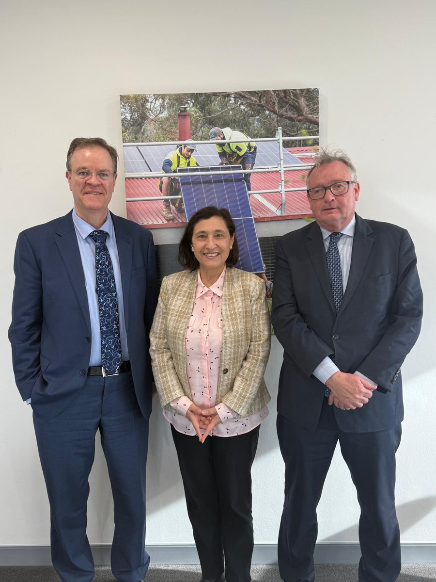 SmartEnergyCncl's tweet image. Honoured to meet with Victorian Energy Minister, @LilyDAmbrosioMP to discuss solar rebates, home electrification, REZs, transmission, and solar & battery recycling.
Great work from the @VicGovAu helping households driving the energy transition.
#SmartEnergy