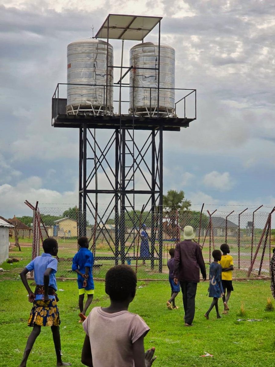 unmissmedia's tweet photo. 🕊️#Peacebegins with healthy living!

To ensure girls at the primary and secondary schools in Mingkaman, 🇸🇸 #SouthSudan have access to clean water, #UNMISS handover over a new waterpoint to  enhance their educational opportunities and improve the health of the wider community. https://t.co/9Z2qbNCRCV