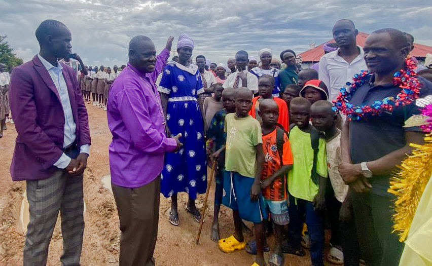 unmissmedia's tweet photo. 🕊️#Peacebegins with healthy living!

To ensure girls at the primary and secondary schools in Mingkaman, 🇸🇸 #SouthSudan have access to clean water, #UNMISS handover over a new waterpoint to  enhance their educational opportunities and improve the health of the wider community. https://t.co/9Z2qbNCRCV