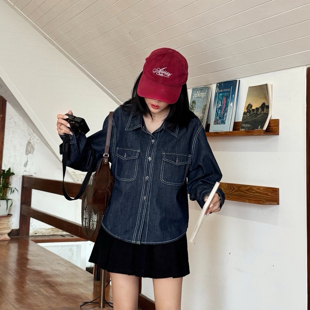 ในรูปของ something apparels คับ 🙂‍↕️ จริงๆแบรนด์นี้ทำ jacket ยีนส์สวยมาก เนื้อผ้าใส่ในไทยได้สบาย สียีนส์เข้มแบบขับผิว (ขอเชียร์ 2 รุ่นนี้ด้วย) 🤌🏻