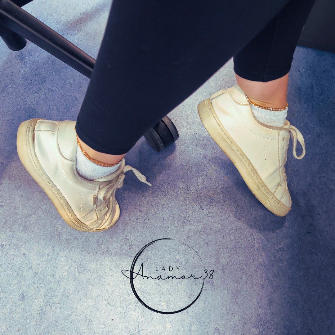 Dein hingebungsvoller Blick fällt auf meine Schuhe, die unter dem Schreibtisch ruhen. Während ich mich auf meine Arbeit konzentriere, spürst du die Anziehungskraft. Du sehnst dich danach, sie zu berühren, ihren Duft einzuatmen und jeden Zentimeter ihrer Sohlen zu verehren. Die