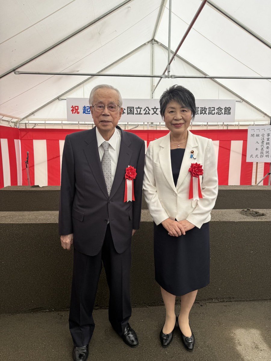 公文書は健全な民主主義の根幹を支える「国民共有の知的財産」です。私は、2008年、福田康夫元総理から初代の公文書管理担当大臣に任命され、この問題に全力で取り組んできました。以来、世界に誇る新たな国立公文書館の建設は長年の悲願でした。