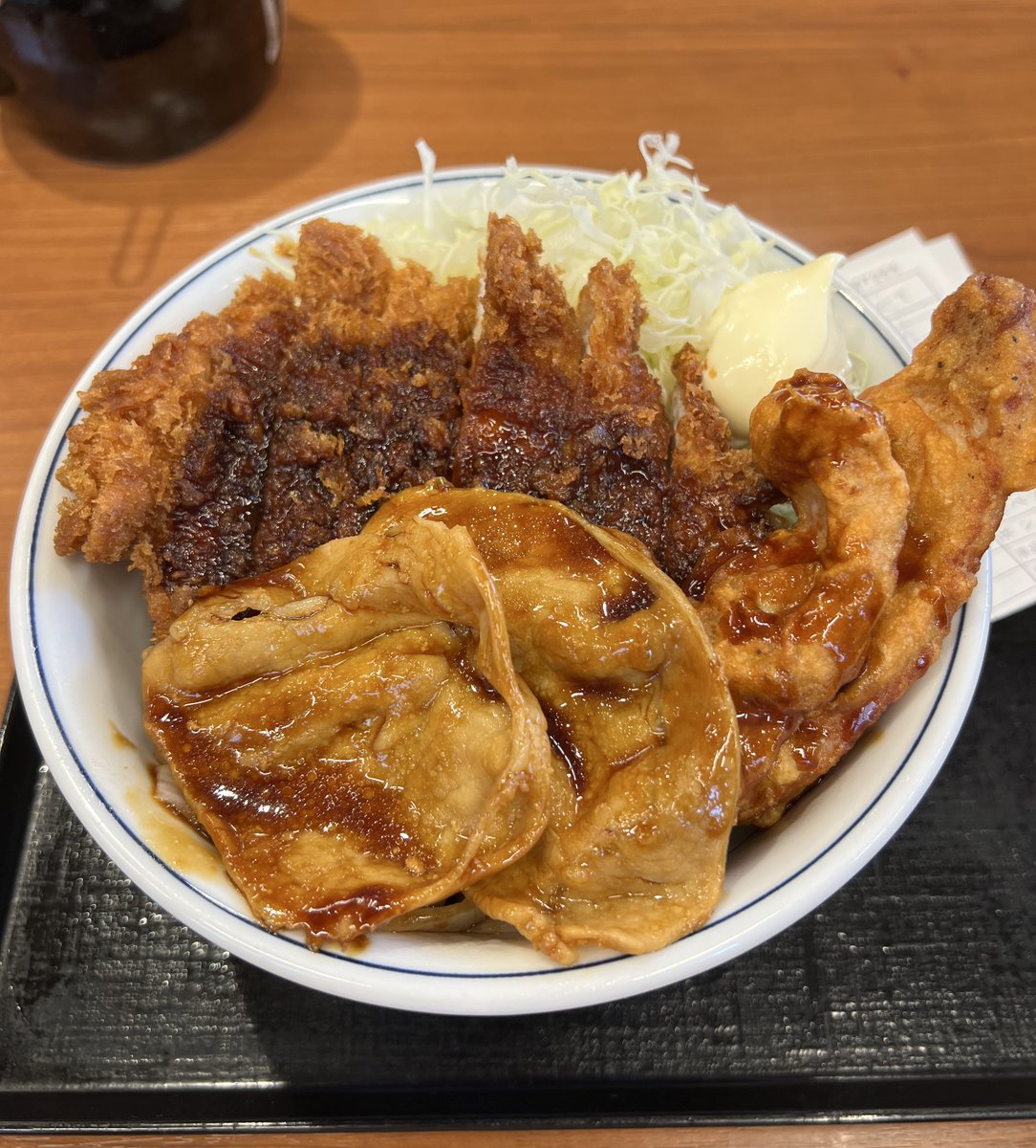 今日は営業まわりなのに、まさかの名刺忘れ🥺
自分にカツ…ということで、

🐷 デラックス丼！
…ちょっと重たすぎた🫃ﾎﾟﾝﾎﾟﾝ