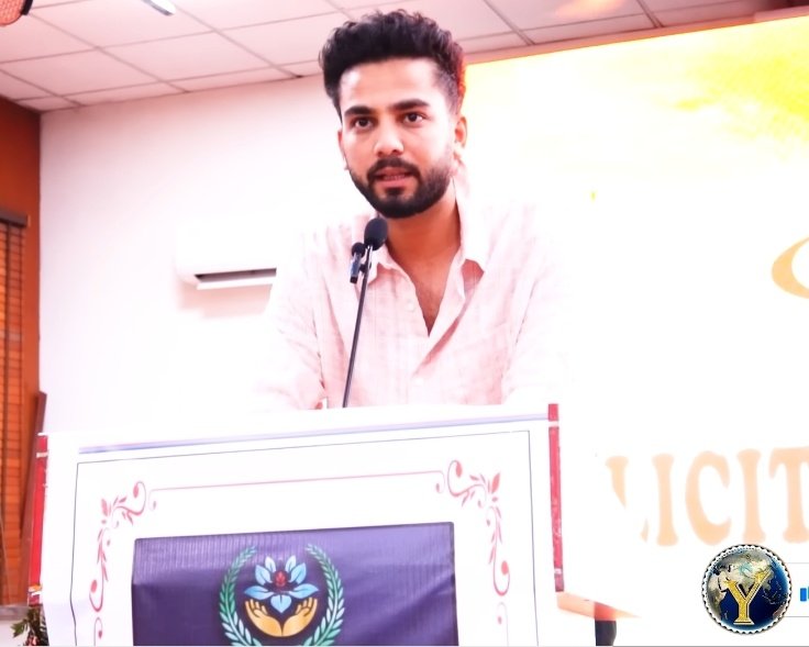 JaikyYadav16's tweet image. UPSC में सिलेक्ट हुए Yadav कैंडिडेट्स को किसी ने एक जगह बुलाया, वाकई यह अच्छी पहल थी मगर

वह लोग एक ग़लती कर गए, वह ग़लती यह थी कि

उन्होंने वहां पर अतिथि के रूप में इंस्पायर करने के लिए Elvish Yadav को बुला लिया 😂😂

अरे भाई Yadav जाति में एक से बड़े एक विद्वान और फेमस लोग हैं…