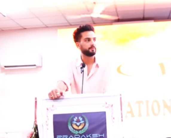 JaikyYadav16's tweet image. UPSC में सिलेक्ट हुए Yadav कैंडिडेट्स को किसी ने एक जगह बुलाया, वाकई यह अच्छी पहल थी मगर

वह लोग एक ग़लती कर गए, वह ग़लती यह थी कि

उन्होंने वहां पर अतिथि के रूप में इंस्पायर करने के लिए Elvish Yadav को बुला लिया 😂😂

अरे भाई Yadav जाति में एक से बड़े एक विद्वान और फेमस लोग हैं…